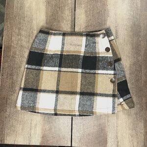 HYFVE Women's XS buttoned plaid mini skirt.